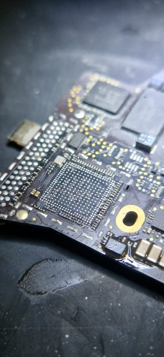Riparazione logic board iPhone sotto microscopio