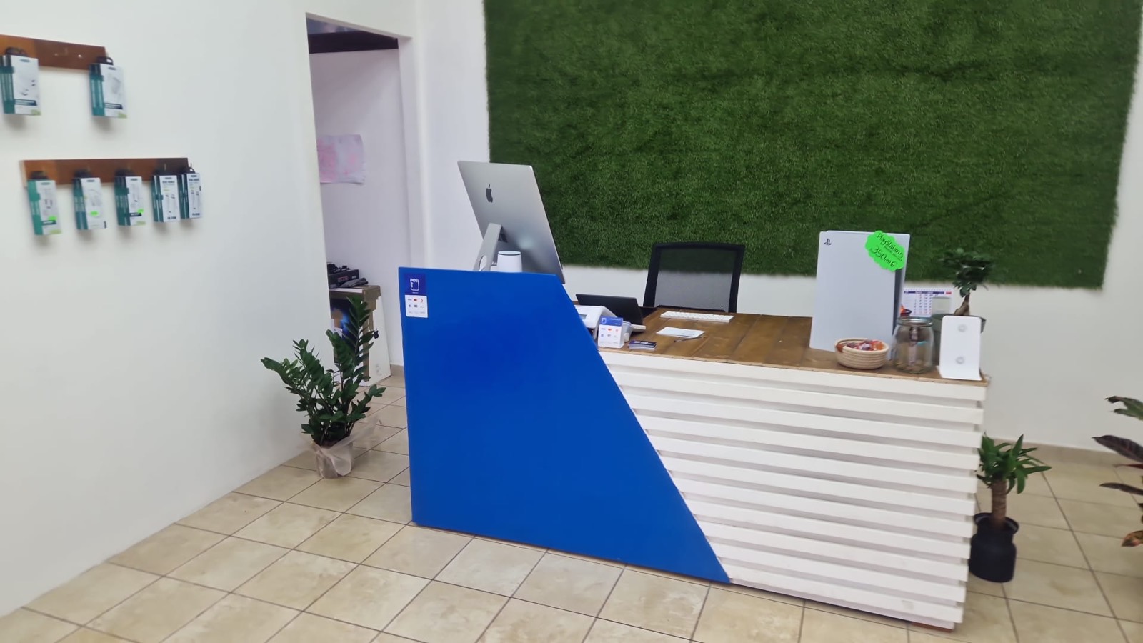 Ingresso e reception del laboratorio WeeChris! Sinnai a Sinnai