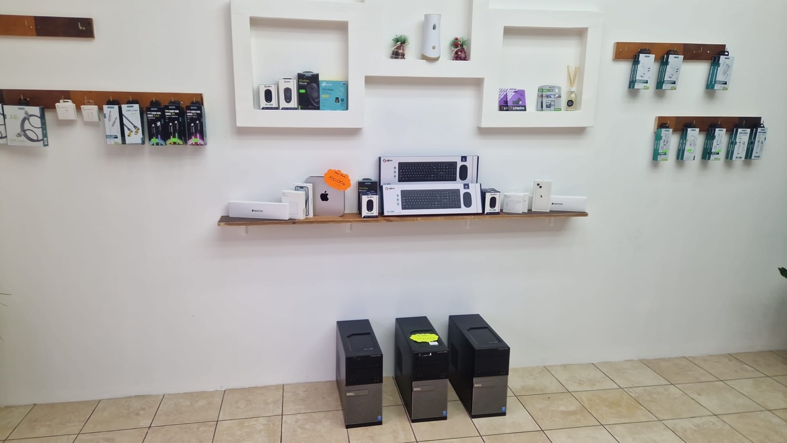 Parete del laboratorio WeeChris! Sinnai con attrezzatura e schermi diagnostici